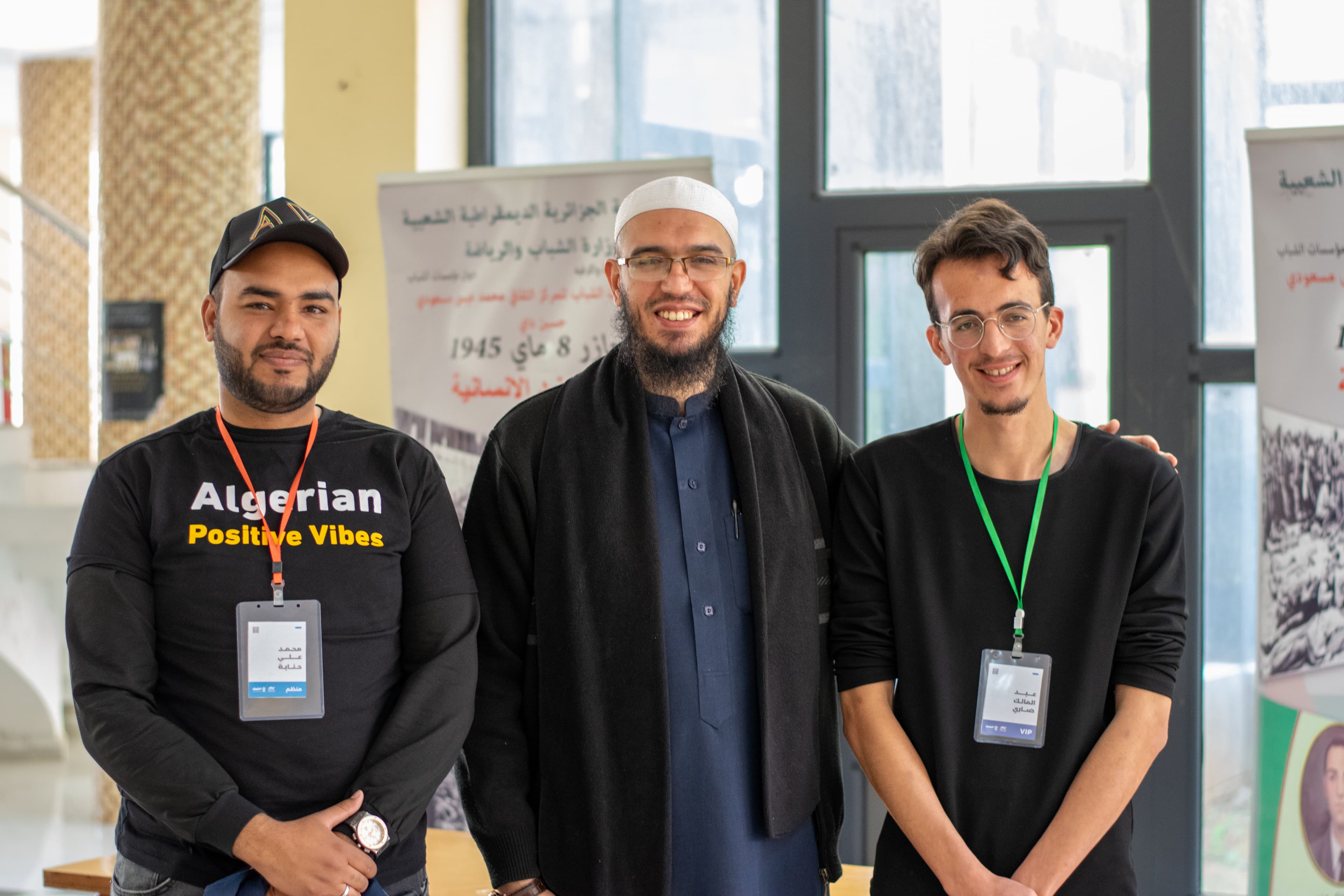 شاب يجهز زينة إحدى مبادرات بنيان