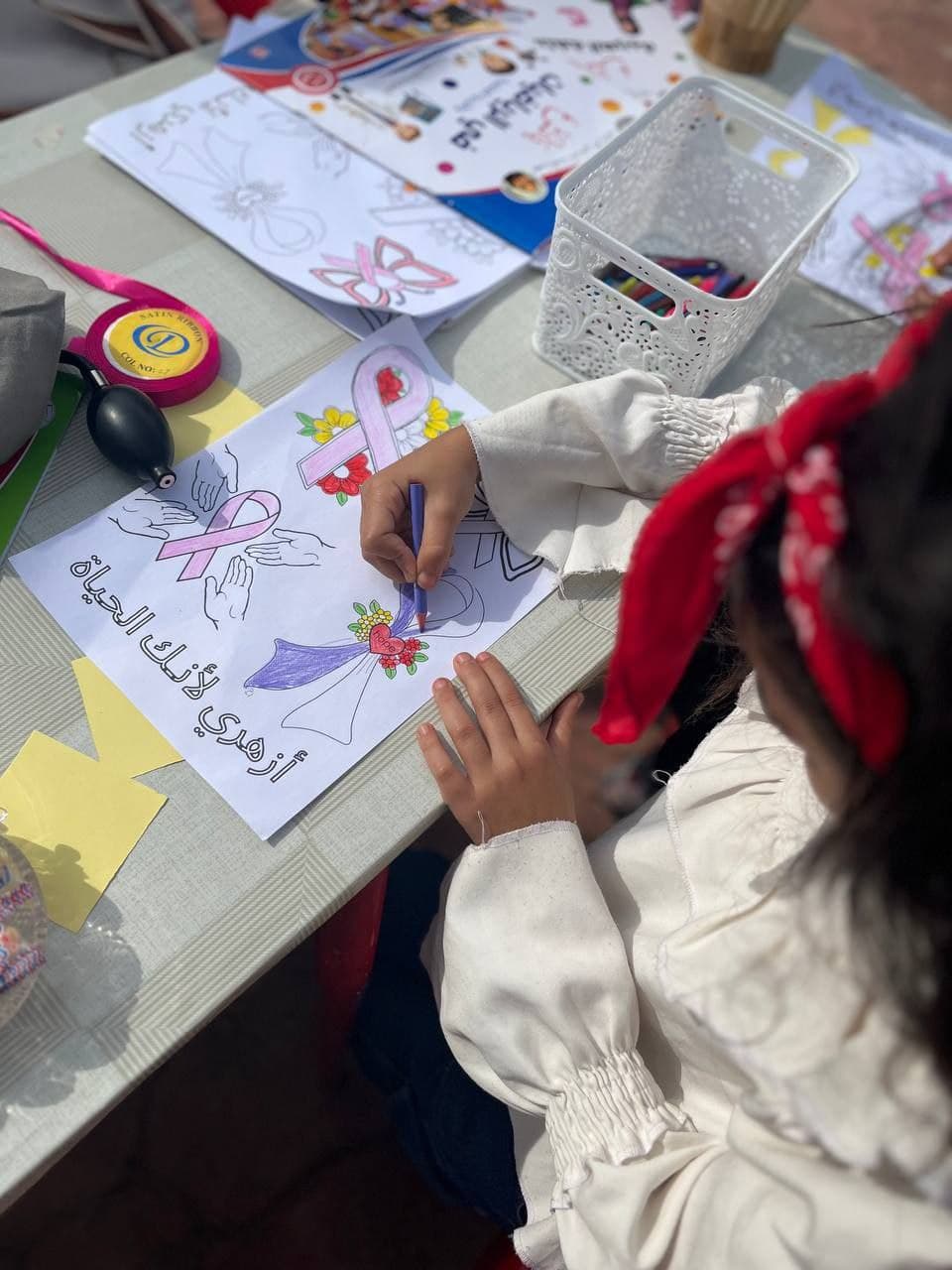 متطوع يشارك في مبادرة لبنيان
